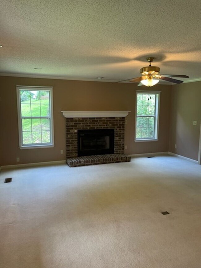Building Photo - SINGLE FAMILY HOME