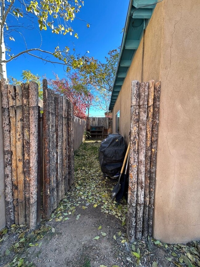 Building Photo - 945 Agua Fria St