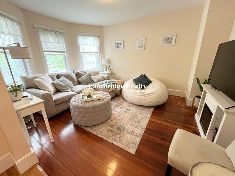 Primary Photo - 15 Sargent Ave