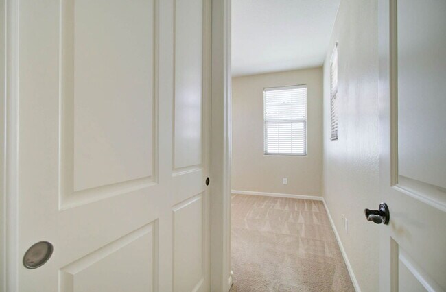 Building Photo - 9427 E Trailside View