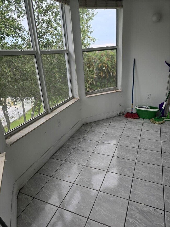 Building Photo - 1351 NE 191st St