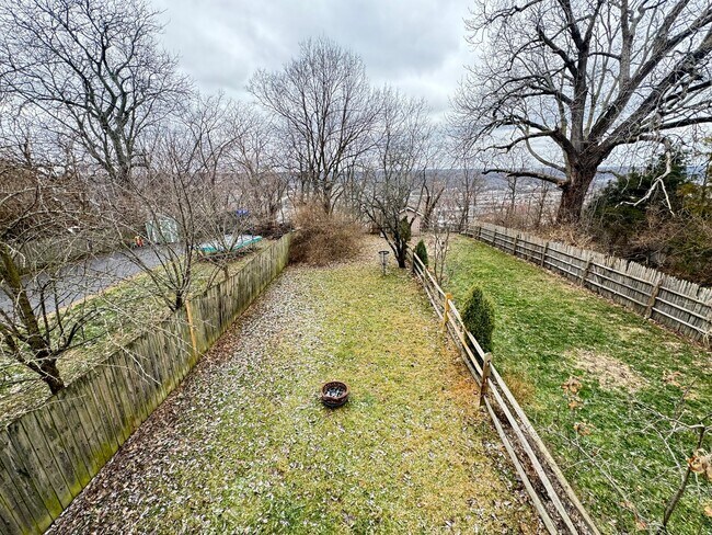 Building Photo - 5 Bedroom/ 2 Bathroom on Fairview Mins. from UC Campus Only $695/pp ($3475/mo)!