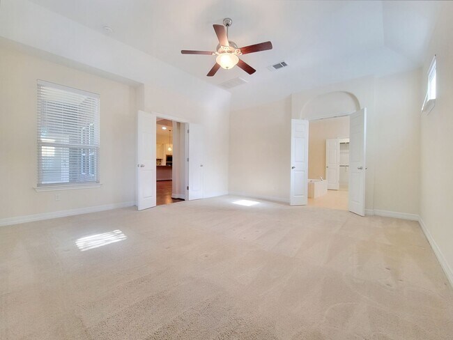 Building Photo - Large 3 Bedroom, 2.5 Bathroom Home – Fully Equipped Kitchen & Washer/Dryer Hookups