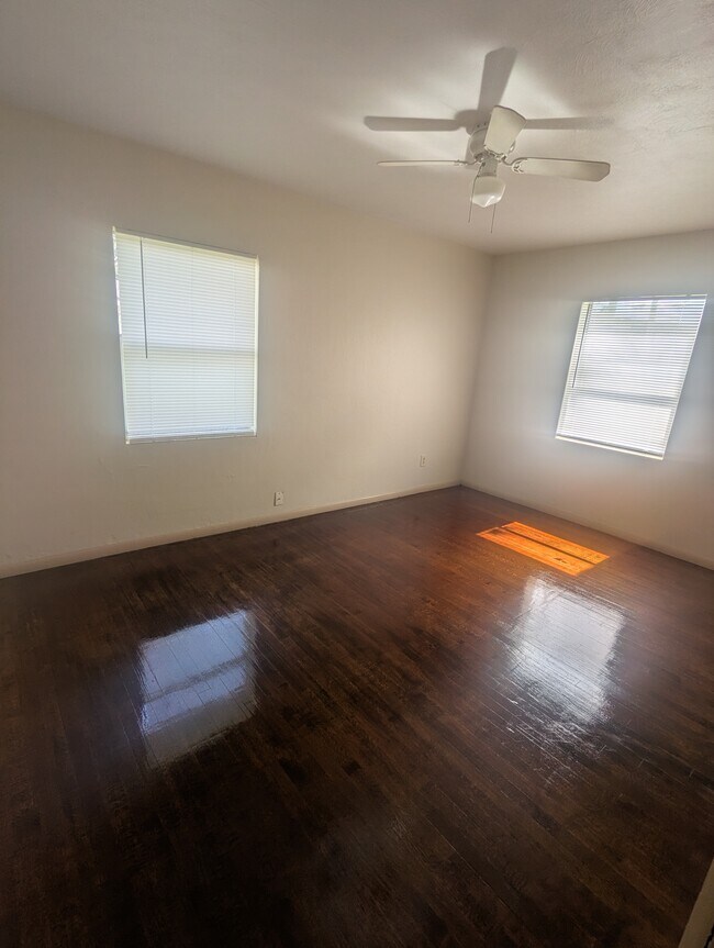 Building Photo - 637
