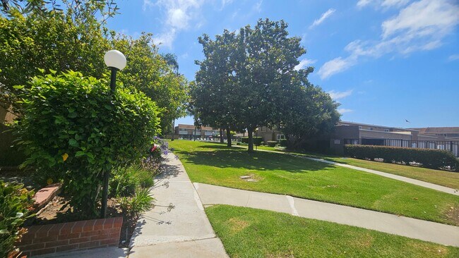 Building Photo - Gorgeous Remodeled 3bed 3bath 2 car garage...
