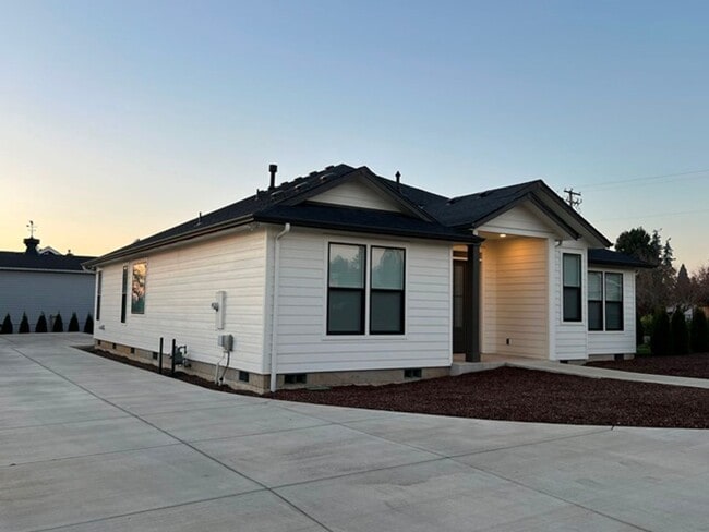 Building Photo - 3Bd/2Ba Single Story House - Available to ...