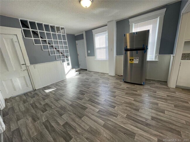 Building Photo - 79 River St