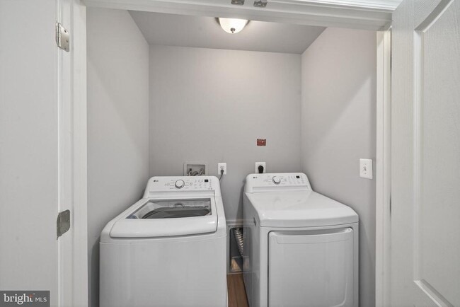 Building Photo - 18 Needle Ct