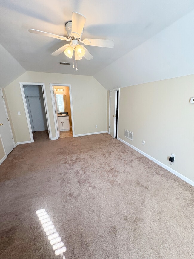 Building Photo - 1324 Deerwood St