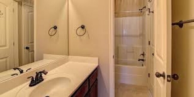 Building Photo - Gated Community Villas At Cedar Creek +  3 Bed 2 Bath + Edmond Schools