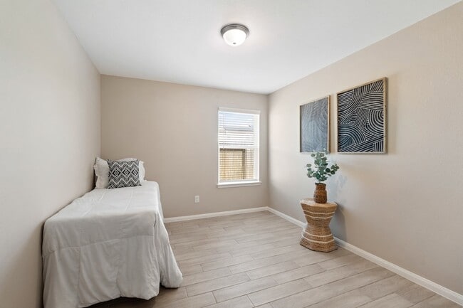 Building Photo - 1001 Strawberry Ridge Dr