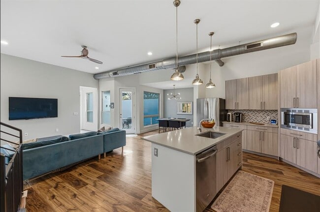 Building Photo - 1405 Camelot Cir