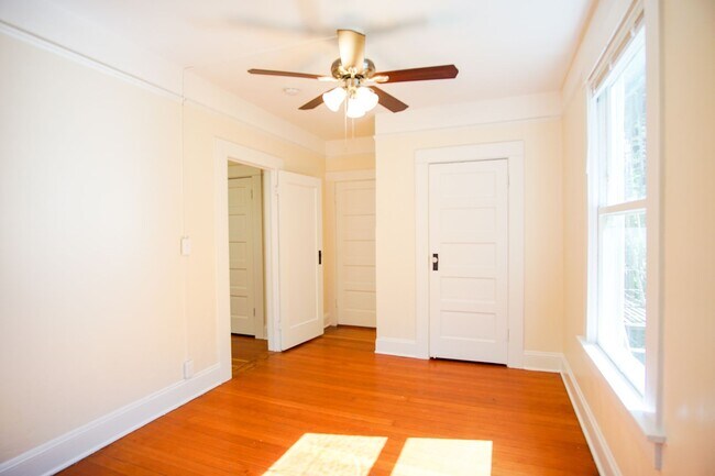 Building Photo - Snag this Stately One-Bedroom off of Bustl...