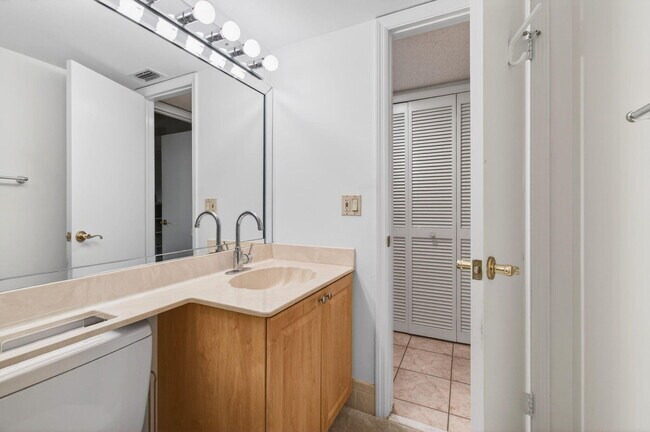 Building Photo - 5851 Parkwalk Dr