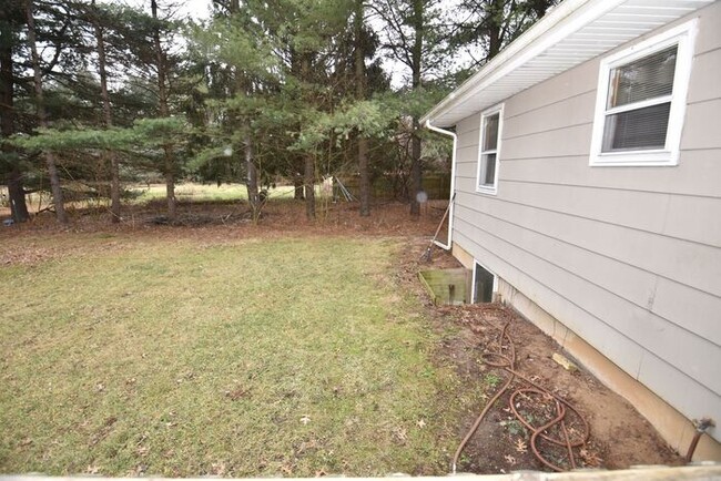 Building Photo - Mishawaka- 3 bedroom Country living near t...