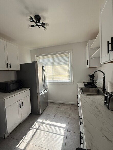 Kitchen - 11327 Littlefield St