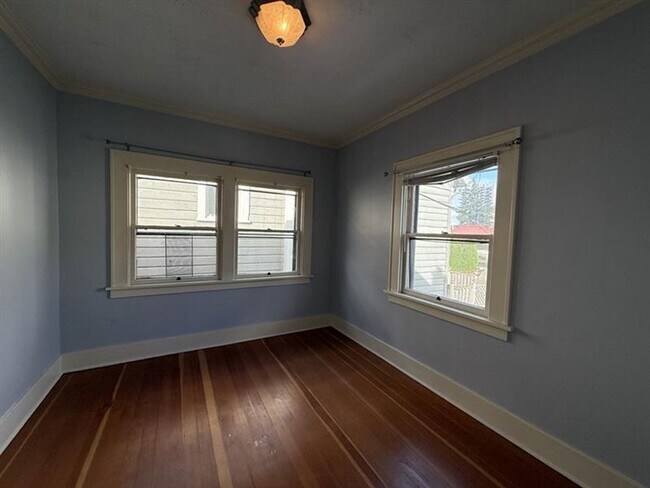 Building Photo - 2440 SW 5th Ave