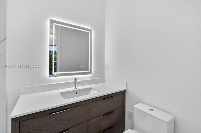 Building Photo - 620 Solar Isle Dr