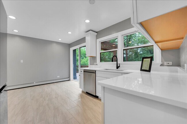 Building Photo - 1001 Oak Ln