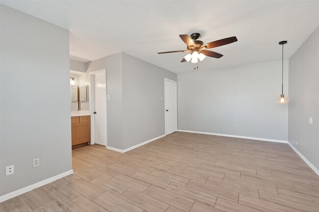 Building Photo - 14035 Utopia Dr