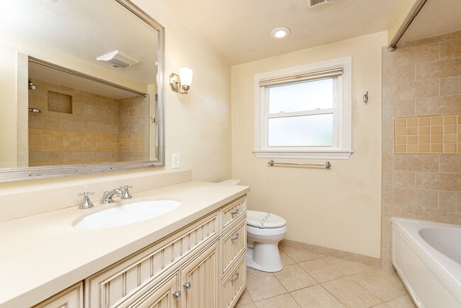 Building Photo - Spacious single level Home with A/C on the Golf Course!