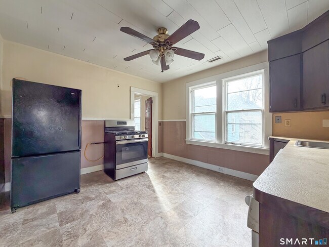 Building Photo - 72 Roosevelt Ave