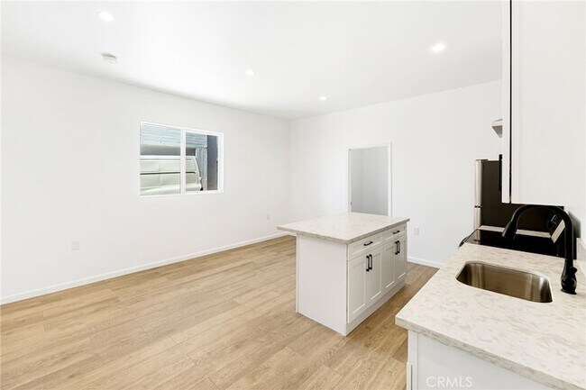 Building Photo - 1375 N Mentor Ave