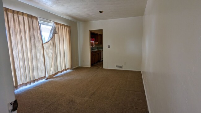 Building Photo - 3 Bedrooms and 2 Bath Rental