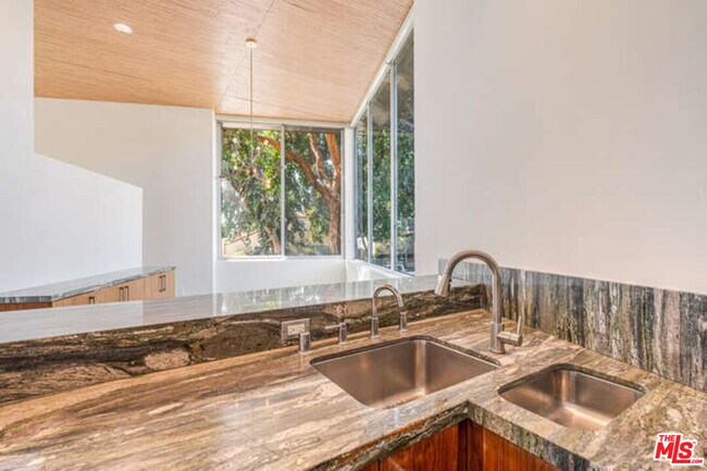 Building Photo - 2452 Penmar Ave