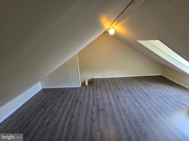 Building Photo - 330 Moss St