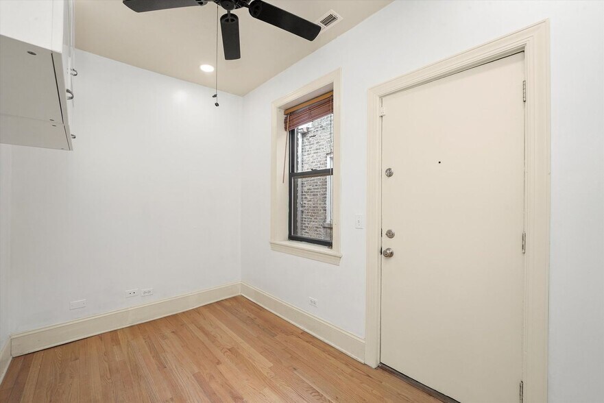 Building Photo - 7633 N Greenview Ave