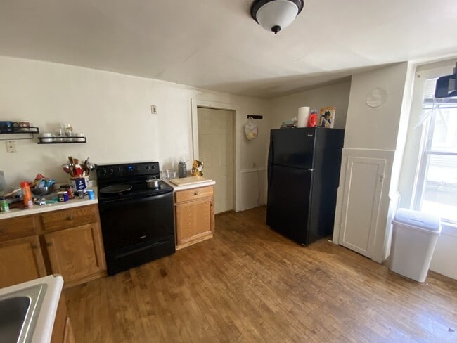 Building Photo - Great 3 bed 1 bath close to campus! Availa...