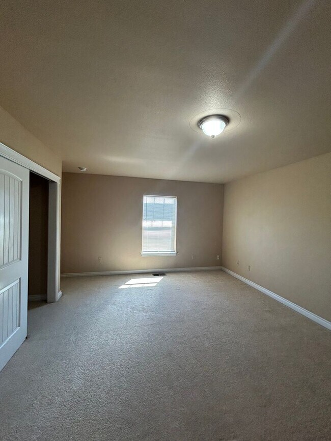 Building Photo - Columbia Falls 3 Bedroom Townhome!