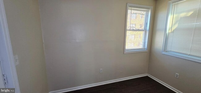 Building Photo - 604 Mellon St SE