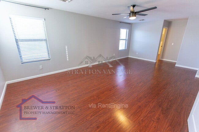 Building Photo - 2102 E Spruce Dr