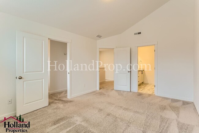 Building Photo - Gorgeous & Spacious Single-Home 3 beds 2.5 bath Available for you!