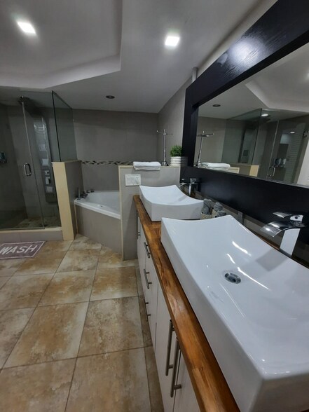 Building Photo - 715 Hollywood Blvd