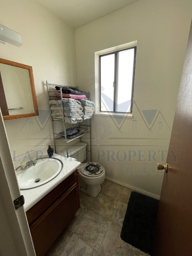 Building Photo - 2 Bed 1 Bath Townhouse Style Apartment