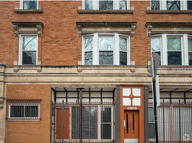 Building Photo - 839 S Carpenter St