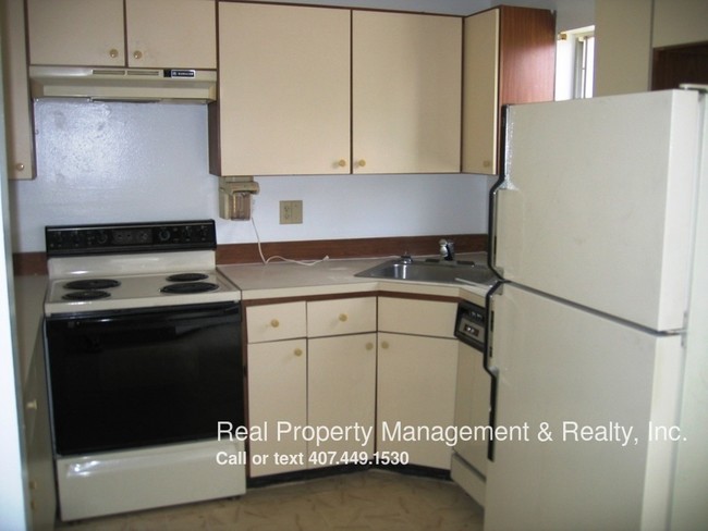 Building Photo - 3 BR / 2 BA Duplex Off Dean Road