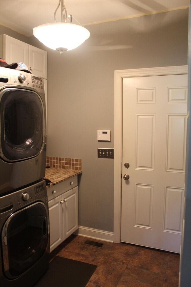 Building Photo - 4 Bedroom Single Family Home in Nashville