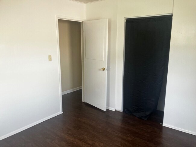 Building Photo - ** 3 Bedroom Ranch in Meadowdale **