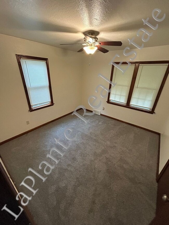 Building Photo - Charming and Cozy 2-Bed Home with Fenced Y...