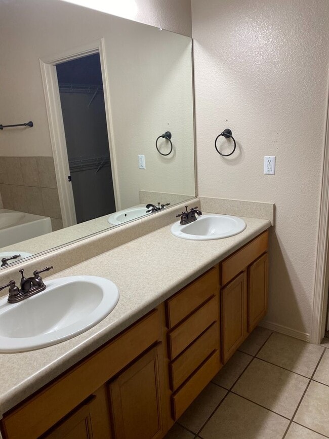 Building Photo - 3 Bedroom home off of Del Rey