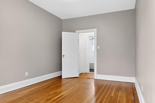 Building Photo - 122 W 39th St