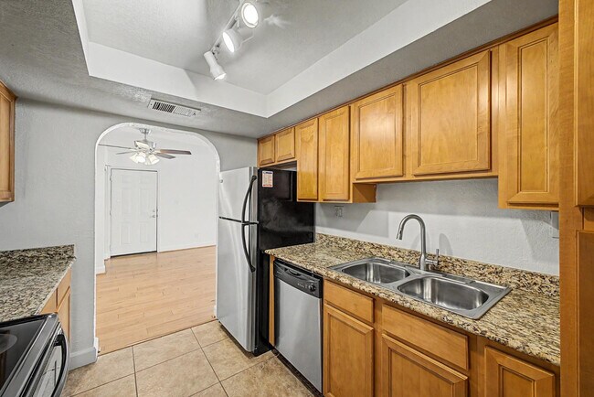 Building Photo - 3825 E Camelback Rd