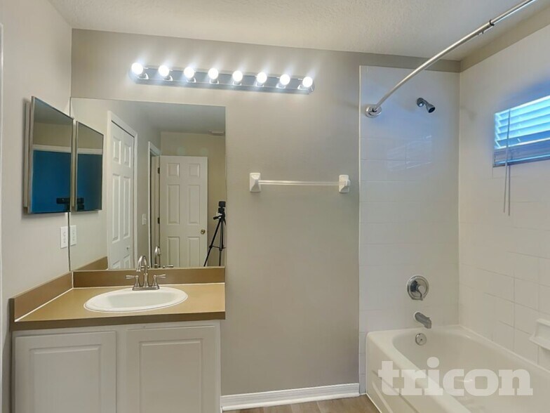 Building Photo - 27909 Breakers Dr