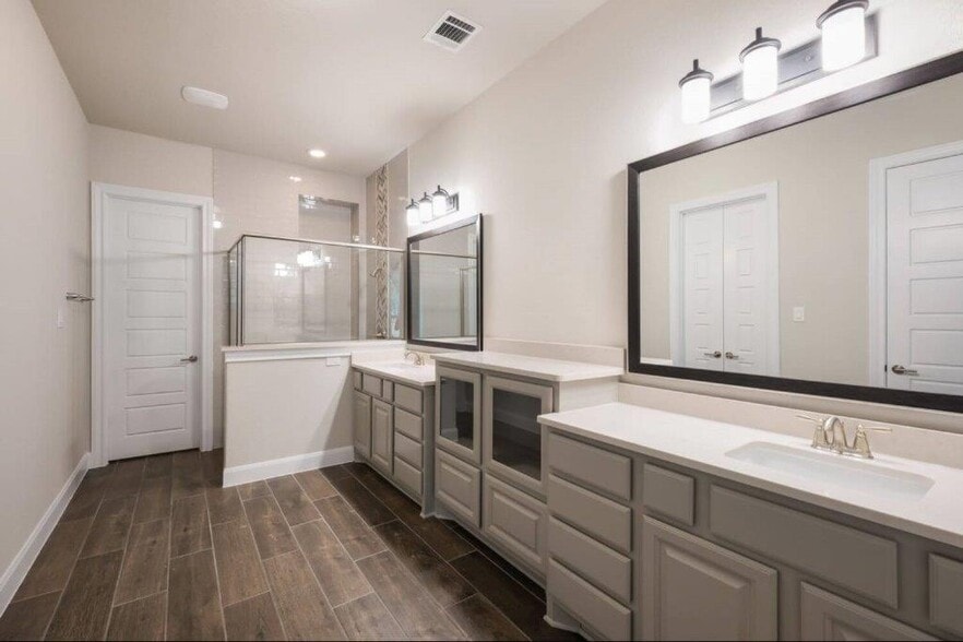 Master Bath - 11330 Cottage Grove