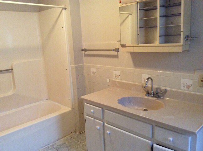 Building Photo - Roomy 2 bedroom 1 bath home