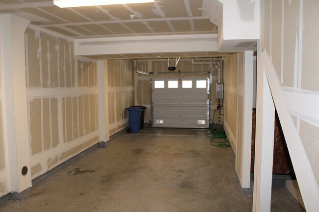 Building Photo - Beautiful 3 Bed, 3 Bath Condo in Perfect M...